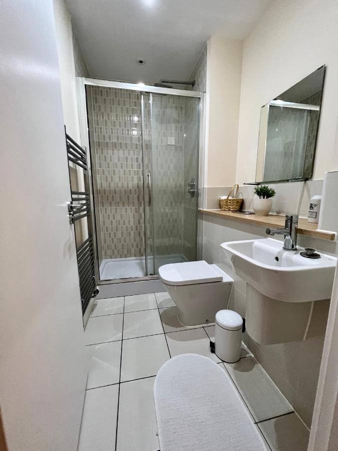Spacious 2-Bedroom House With Free Parking Chatham (Kent) Exterior foto