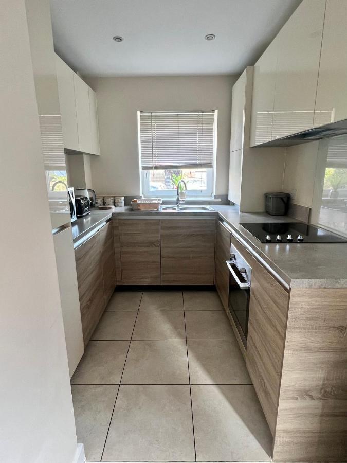 Spacious 2-Bedroom House With Free Parking Chatham (Kent) Exterior foto