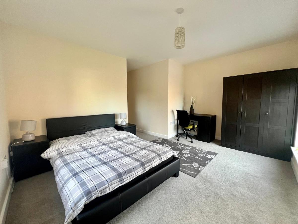 Spacious 2-Bedroom House With Free Parking Chatham (Kent) Exterior foto