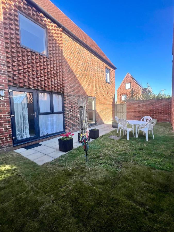 Spacious 2-Bedroom House With Free Parking Chatham (Kent) Exterior foto