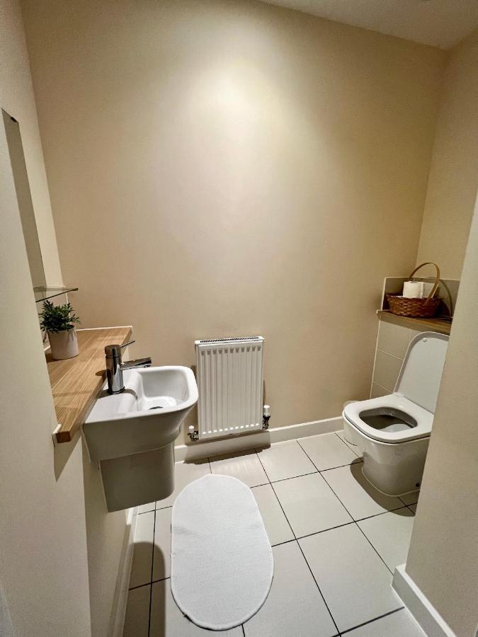 Spacious 2-Bedroom House With Free Parking Chatham (Kent) Exterior foto